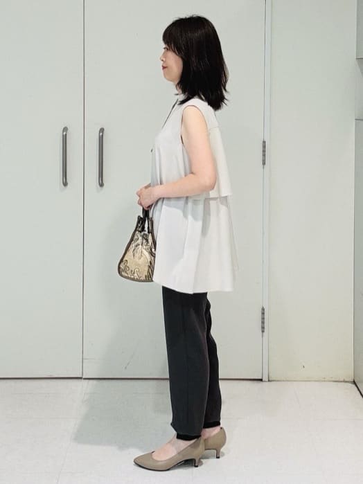 makiさんの「UNTITLED｜【接触冷感/吸水速乾】フレアバックシャンブラウス」を使ったコーディネート