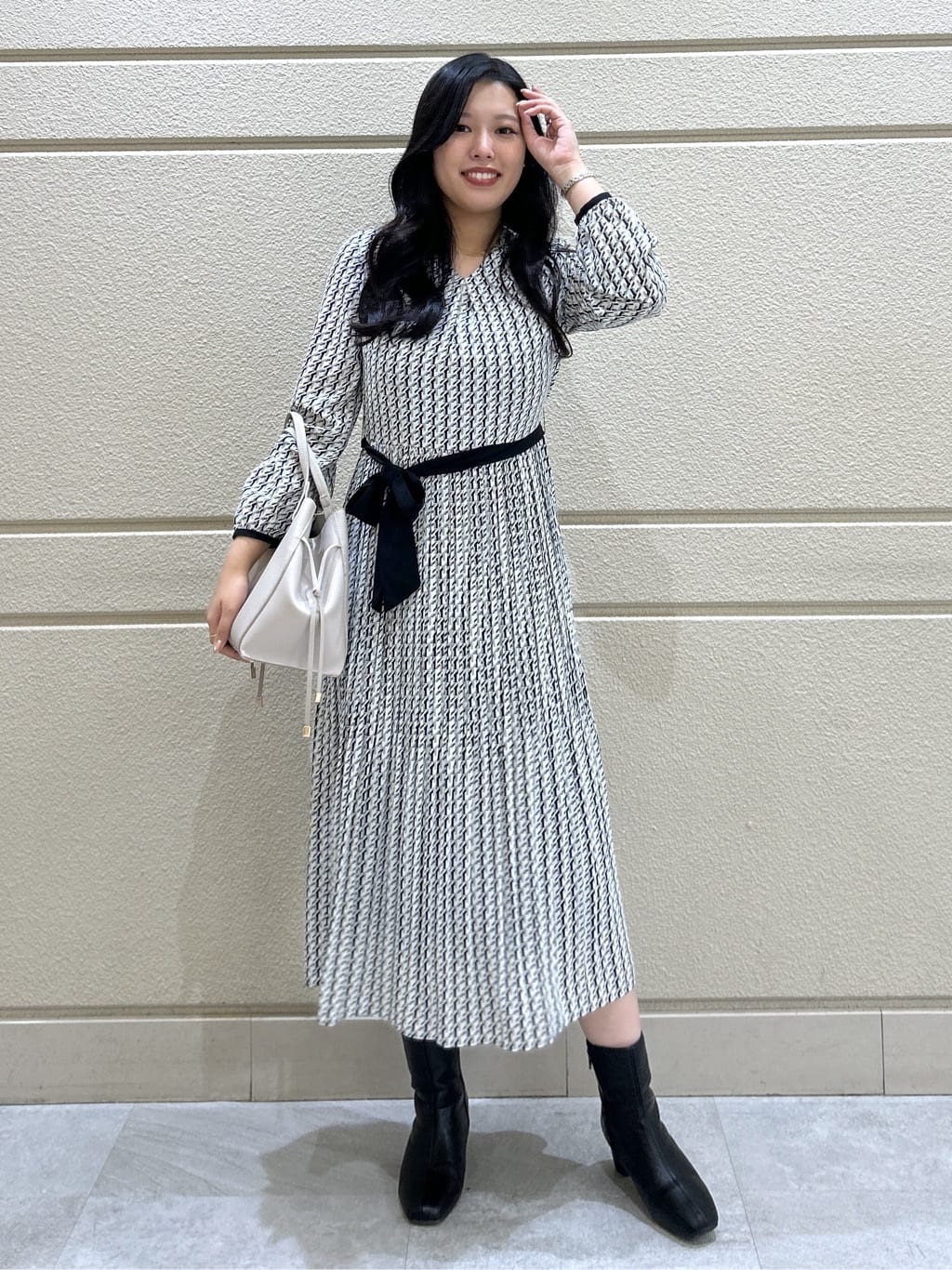 Momokaさんの「COUP DE CHANCE｜【リボン取り外し可】幾何柄プリーツワンピース」を使ったコーディネート
