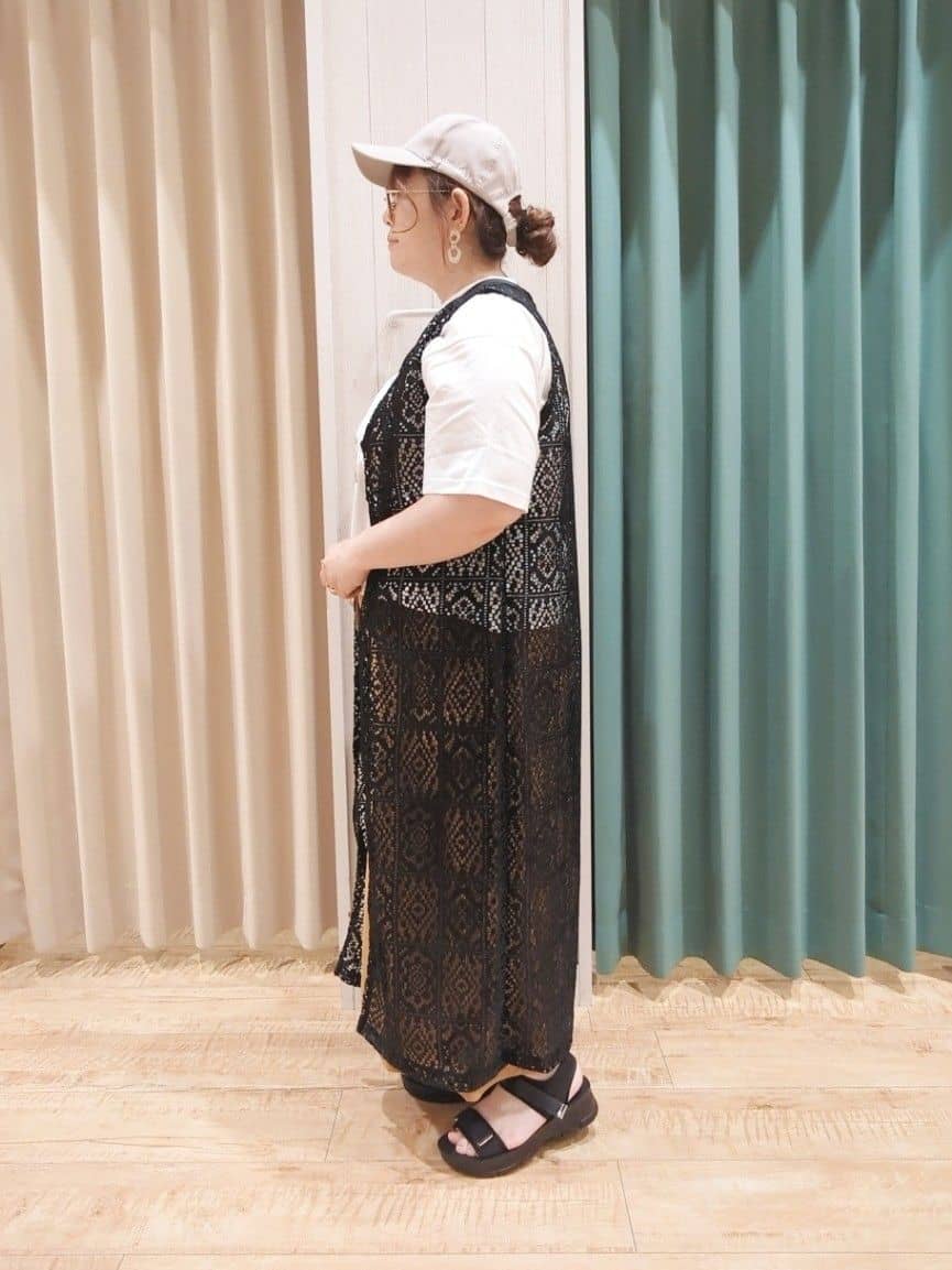 タガさんの「SHOO･LA･RUE｜◆【S-LL】羽織るだけでサマ見え レース風の柄が華やかなロングジレ」を使ったコーディネート