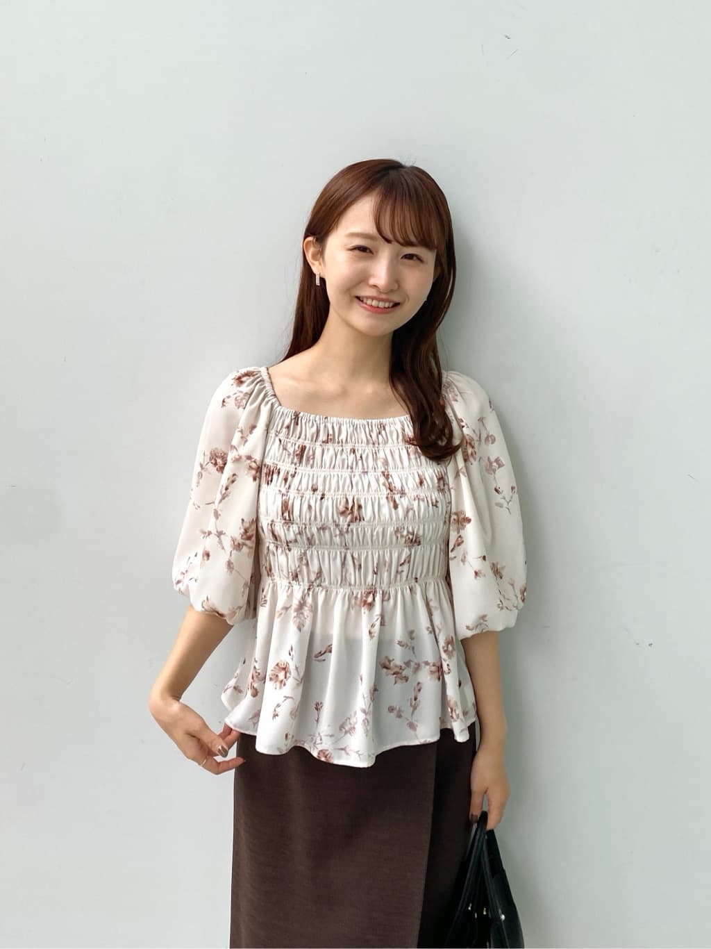 みさかさんの「index｜フラワーシャーリングペプラムブラウス【洗濯機洗い可】」を使ったコーディネート