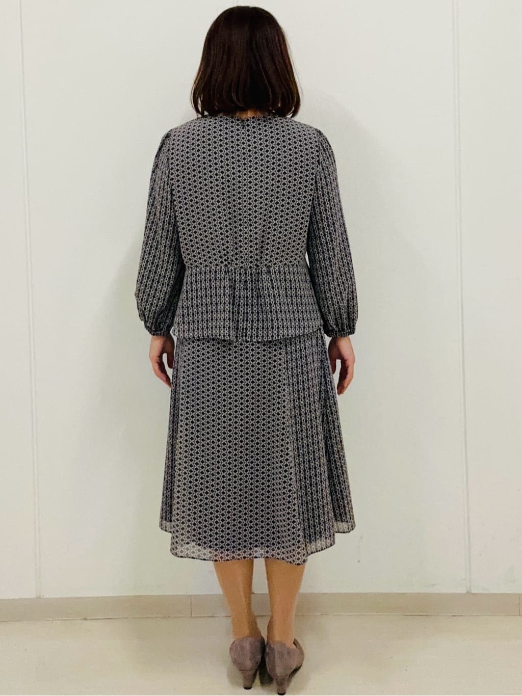 haseさんの「Reflect｜【きちんと見え／セットアップ可／通勤におすすめ◎】ペプラムプリントブラウス」を使ったコーディネート