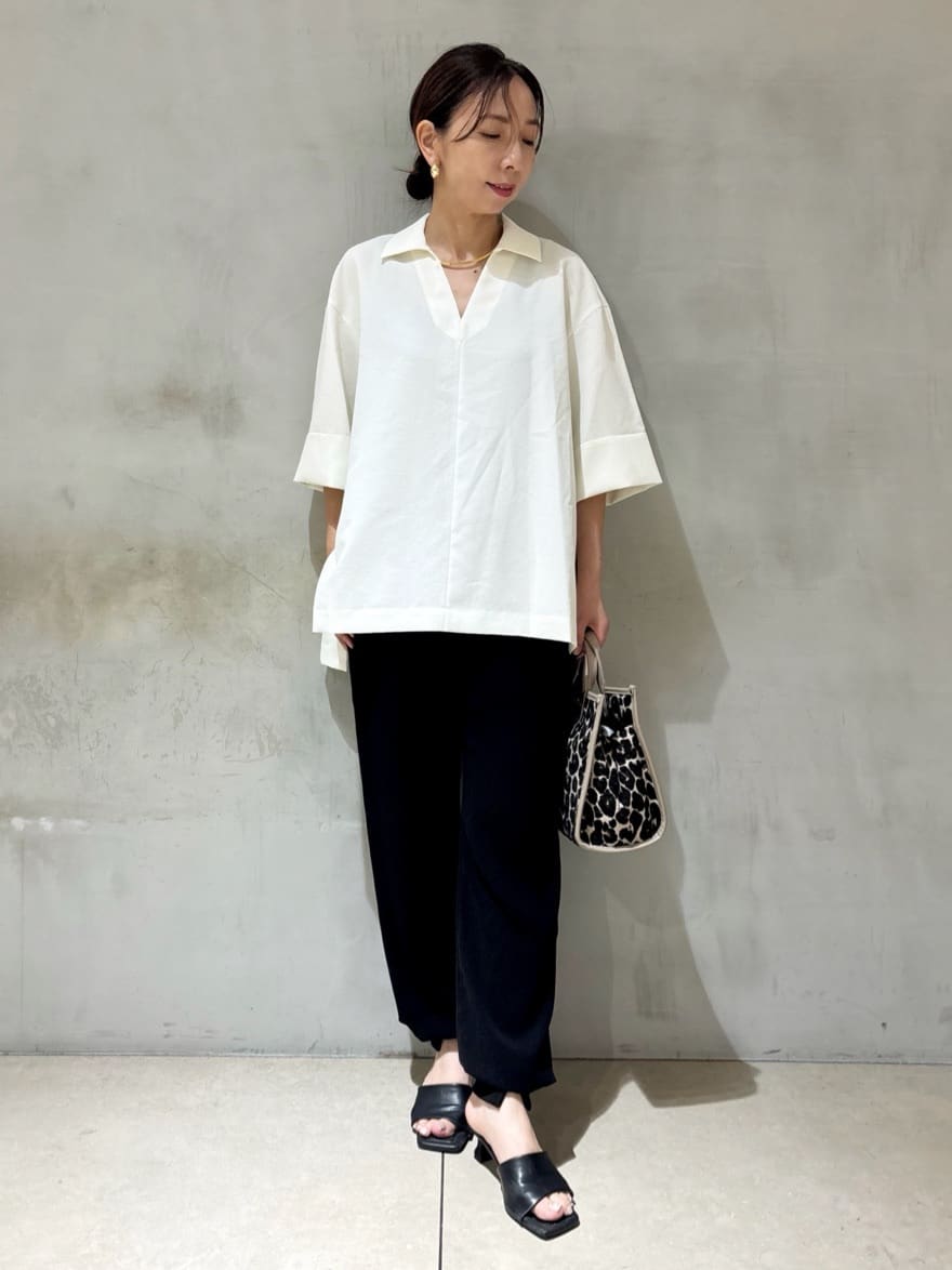 tomoさんの「UNTITLED｜【UVカット/接触冷感/吸水速乾/ゆったり】V開きネックシャツ」を使ったコーディネート