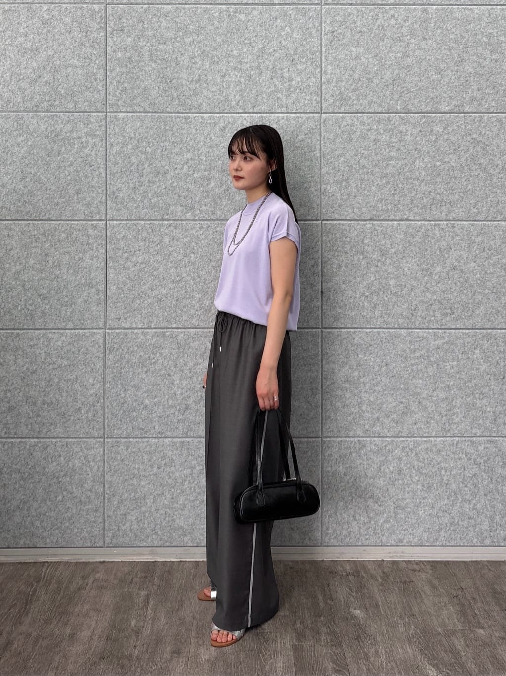 akiさんの「INDIVI｜【セットアップ可能】サキソニーサイドラインパンツ」を使ったコーディネート
