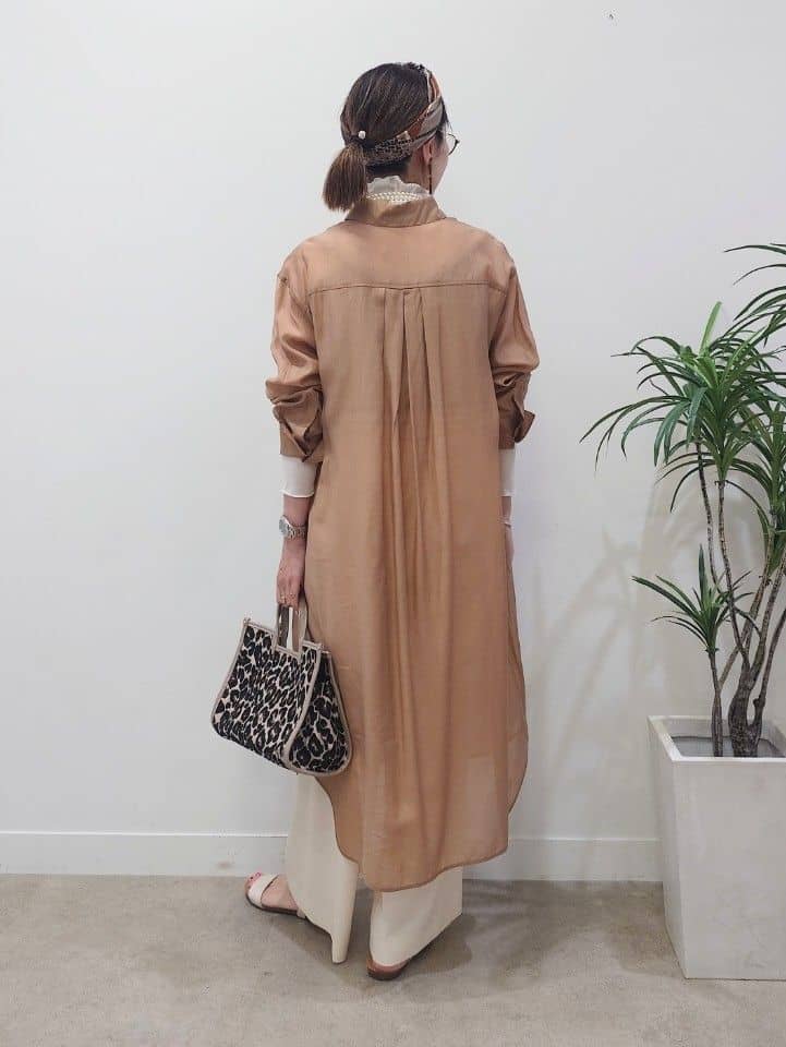 MUTSUKOさんの「UNTITLED｜【ニットと重ね着に/前開きボタン】シアーロングシャツ」を使ったコーディネート