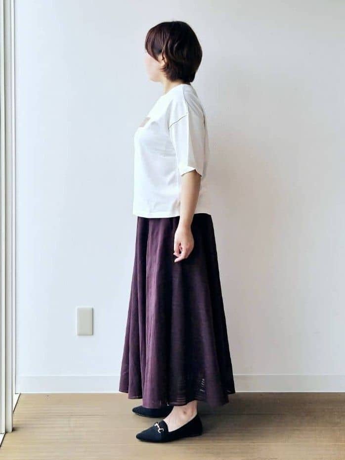 やじまさんの「UNTITLED｜【コットン100/ゆったり/ショート丈/洗える】ベロアロゴTシャツ」を使ったコーディネート