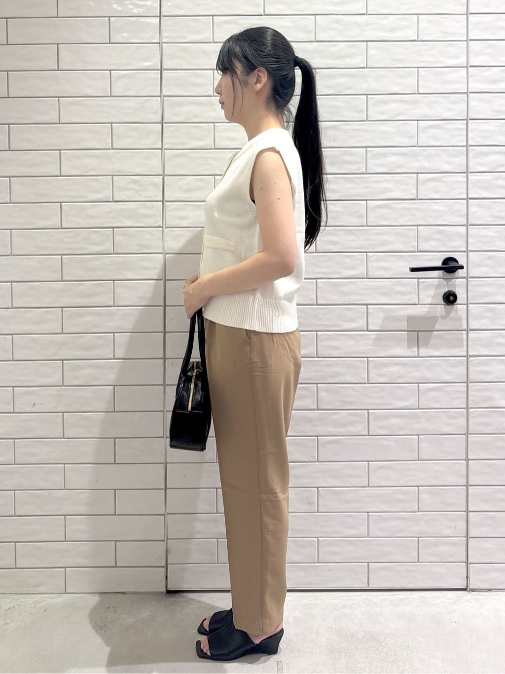 ayumiさんの「OPAQUE.CLIP｜変形ブロンズボタンニットベスト【洗濯機洗い可】」を使ったコーディネート