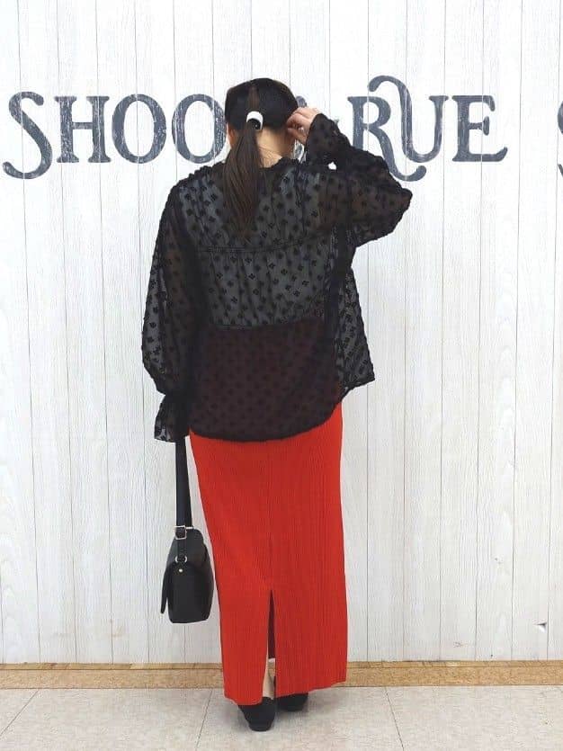 とろろさんの「SHOO･LA･RUE｜華やかにさをプラスする シアードビー シャーリングブラウス」を使ったコーディネート