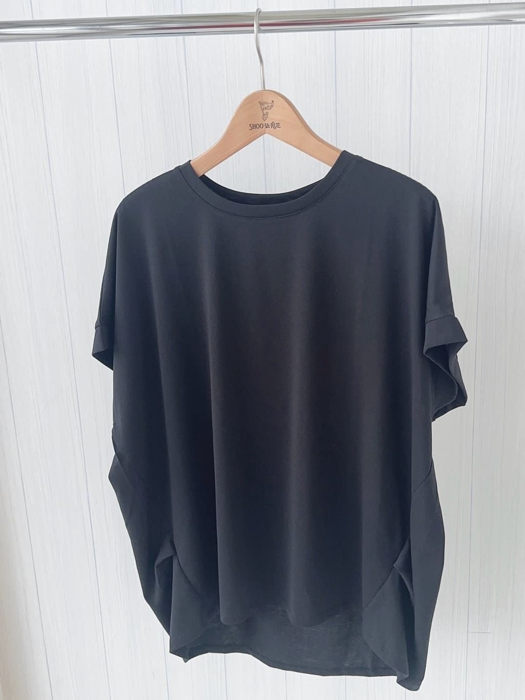 momoさんの「SHOO･LA･RUE｜【S-LL/汗ジミ軽減/ひんやり/UV】体型カバーに タック入りドルマントップス」を使ったコーディネート