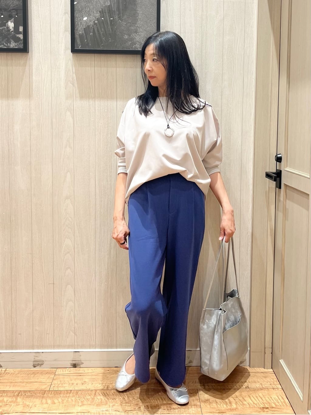 youさんの「SHOO･LA･RUE｜【S-LL/ストレッチ】脚のラインを拾いにくい スマートワイドパンツ」を使ったコーディネート