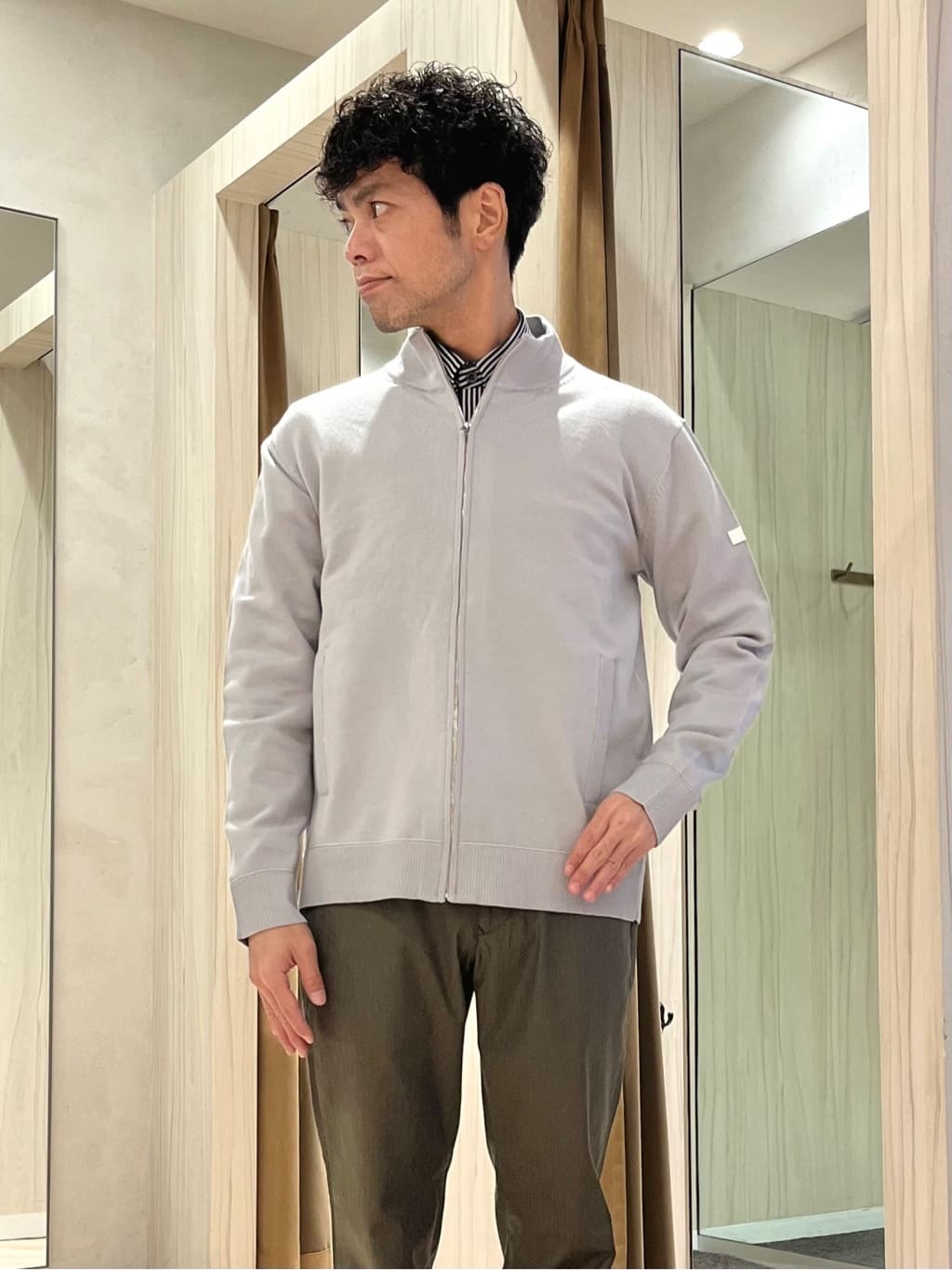 URAさんの「TAKEO KIKUCHI｜アンチピリング ジップアップ ニット」を使ったコーディネート