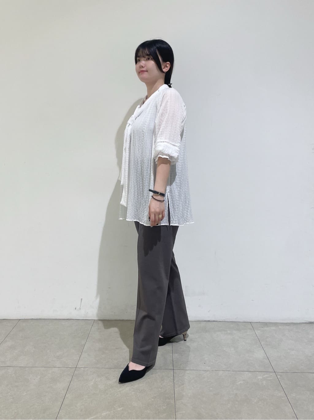 emikaさんの「INDIVI｜【洗える／シャーリング素材】ボリューム袖エアリーブラウス」を使ったコーディネート