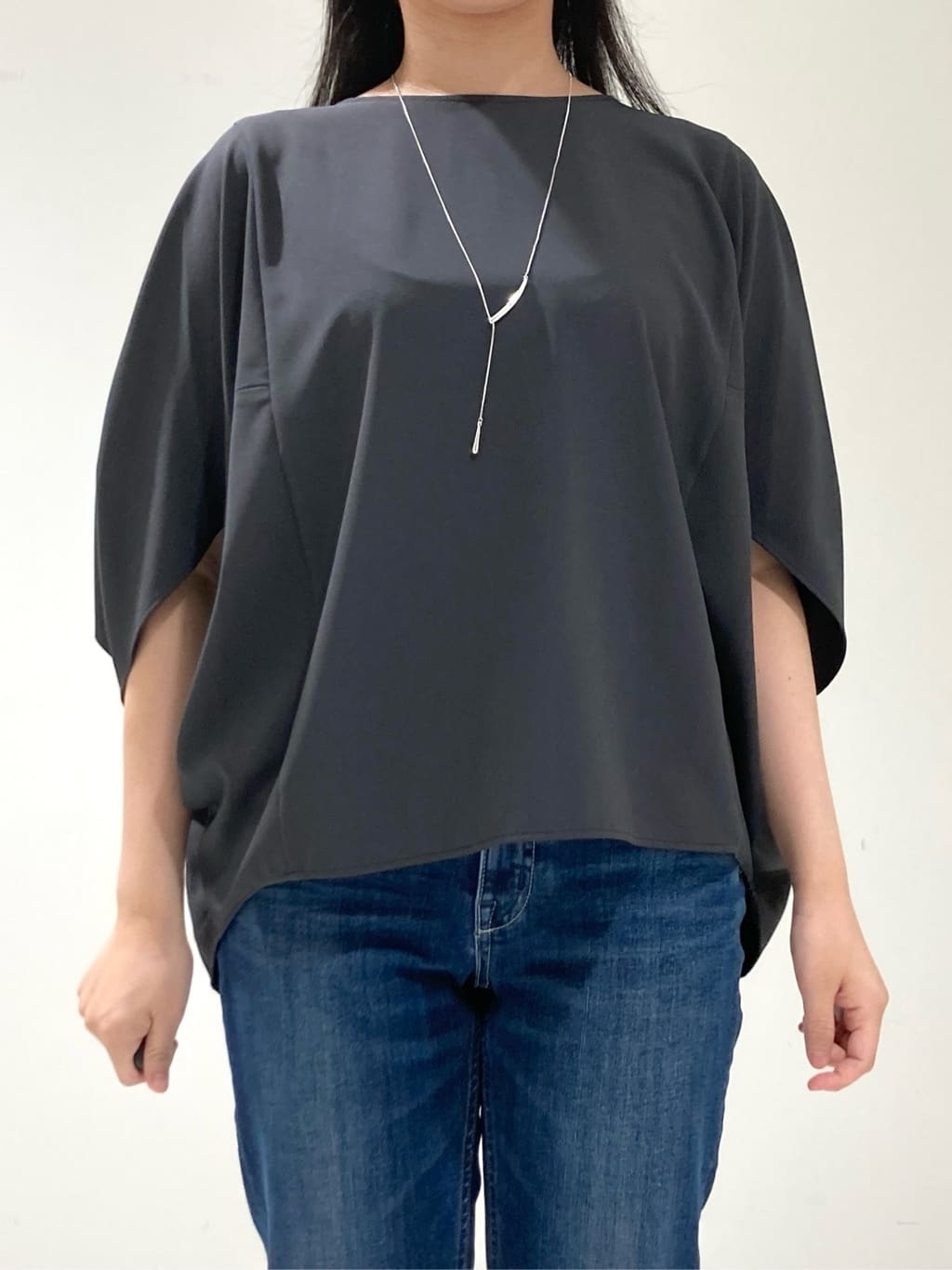momokoさんの「INDIVI｜【体型カバー/SETUP可能】ジョーゼット　ドルマンブラウス」を使ったコーディネート