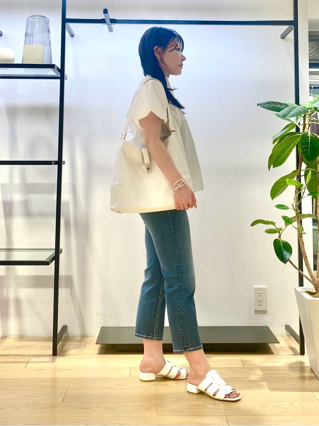 misakiさんの「INDIVI｜【褒められデニム】スリムストレート デニムパンツ」を使ったコーディネート