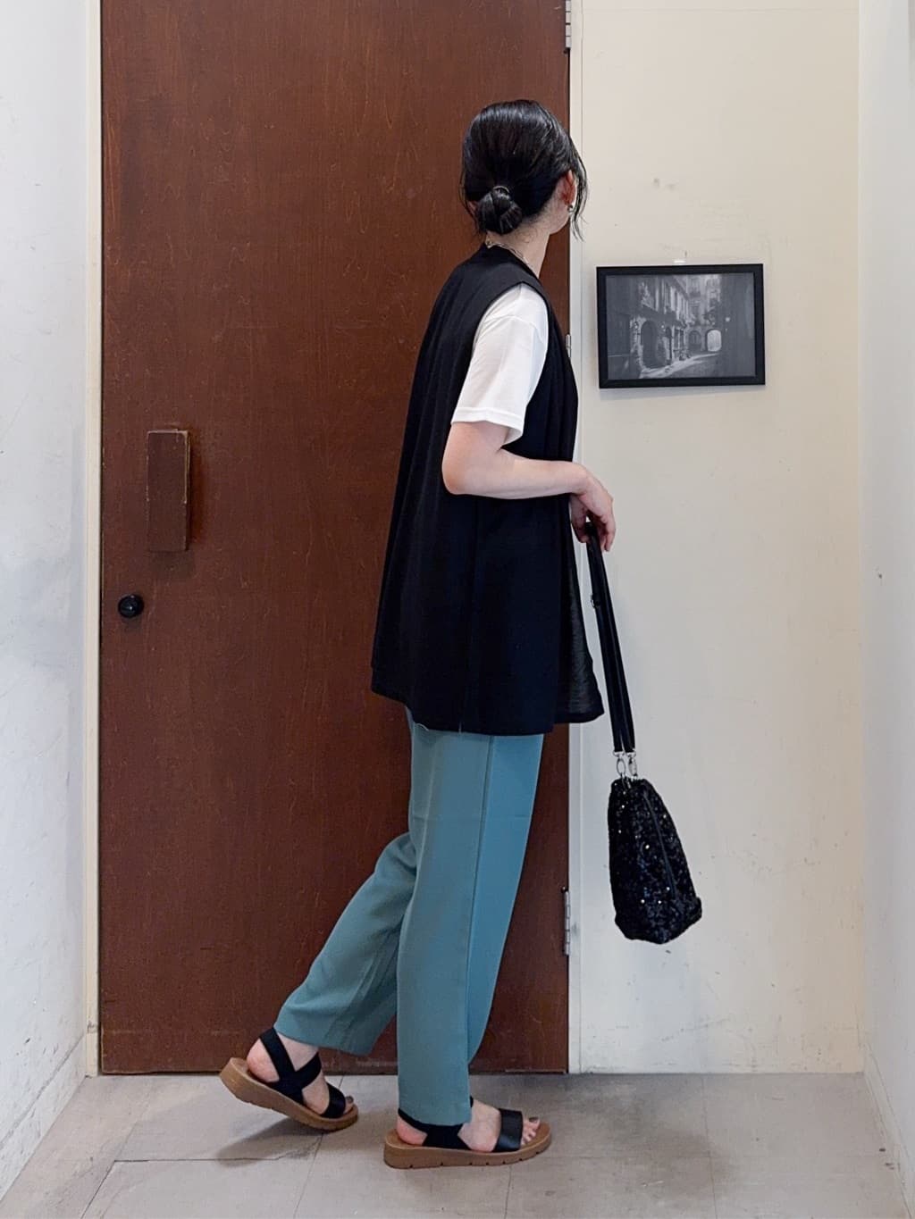 𝐇𝐢𝐫𝐨𝐦𝐢さんの「SHOO･LA･RUE｜【2点セット】着回しいろいろ ジレ＋ロゴTシャツ」を使ったコーディネート