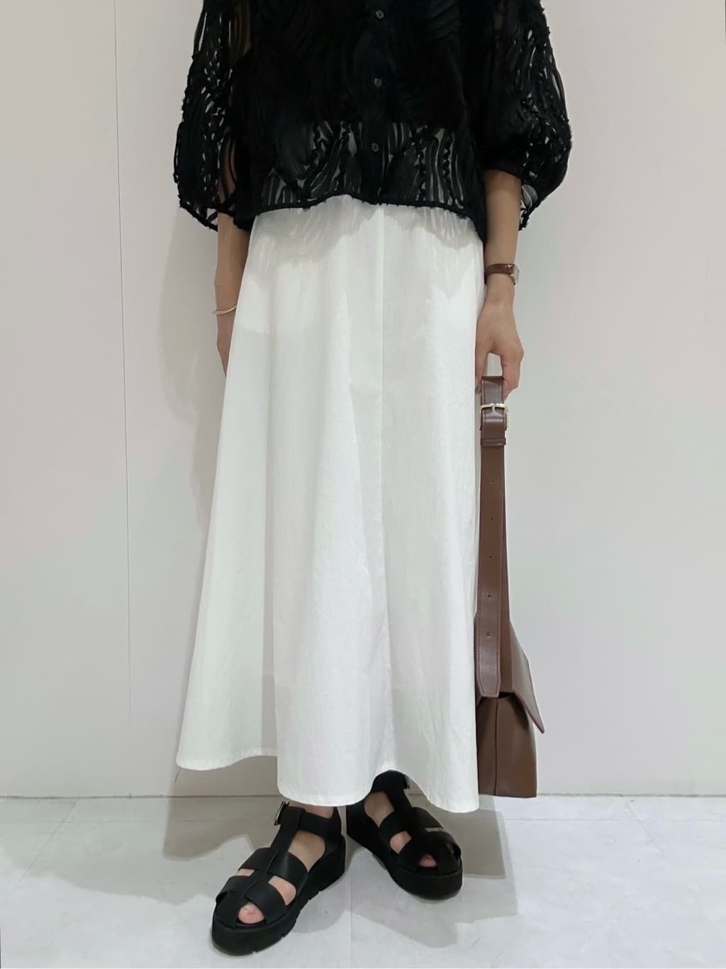 makiさんの「OPAQUE.CLIP｜シアー刺繍レース前開きブラウス【洗濯機洗い可】」を使ったコーディネート