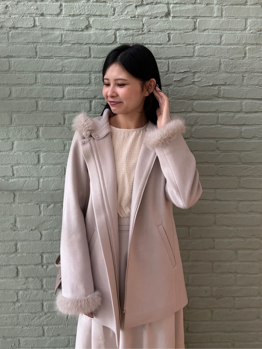 AOIさんの「Couture brooch｜【大人可愛い・フード取り外し可能】フードフェイクファー ハーフ丈コート」を使ったコーディネート