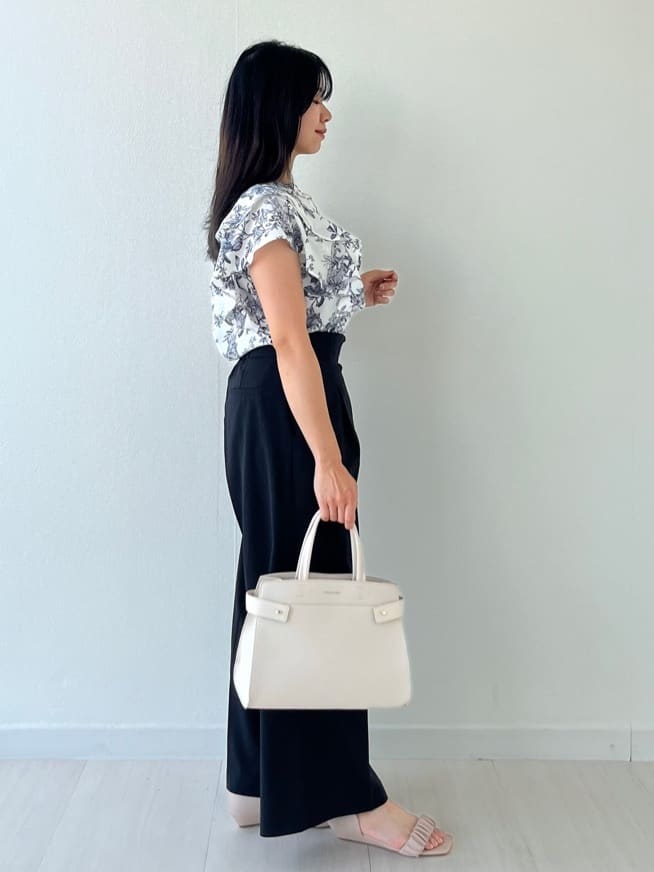 Mori Moriさんの「index｜ラップストレートパンツ【接触冷感／抗ピル／洗濯機洗い可／イージーアイロン】」を使ったコーディネート