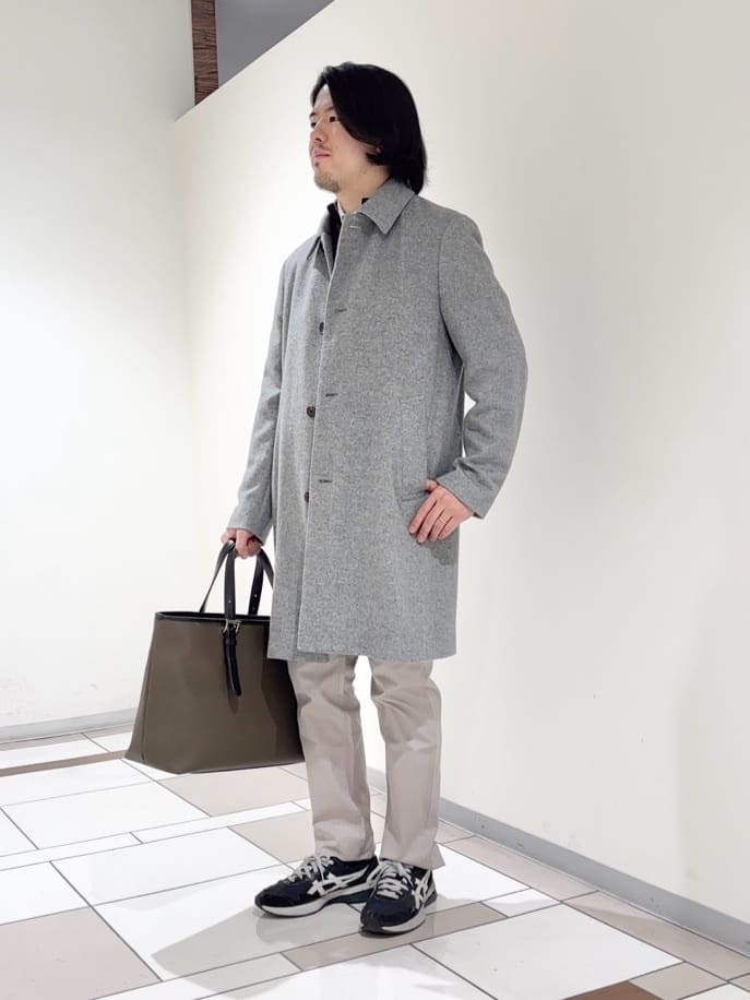 及川さんの「TAKEO KIKUCHI｜カシミヤブレンド ビーバー調ステンカラーコート」を使ったコーディネート