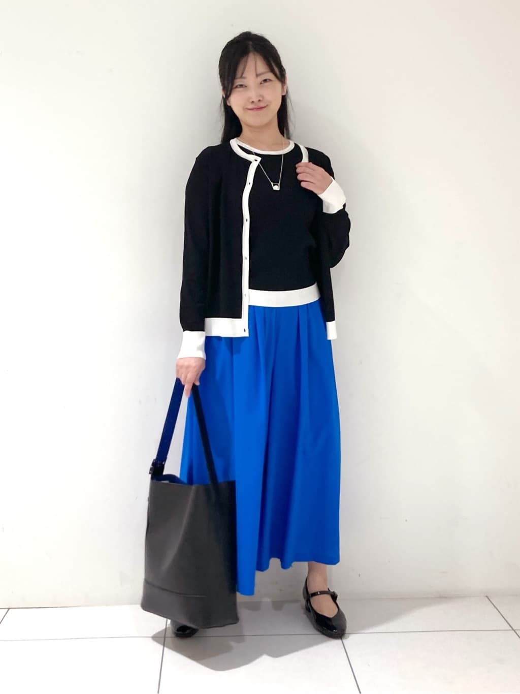 momokoさんの「INDIVI｜【通年活躍！／アンサンブル可能】クルーネックカーディガン」を使ったコーディネート