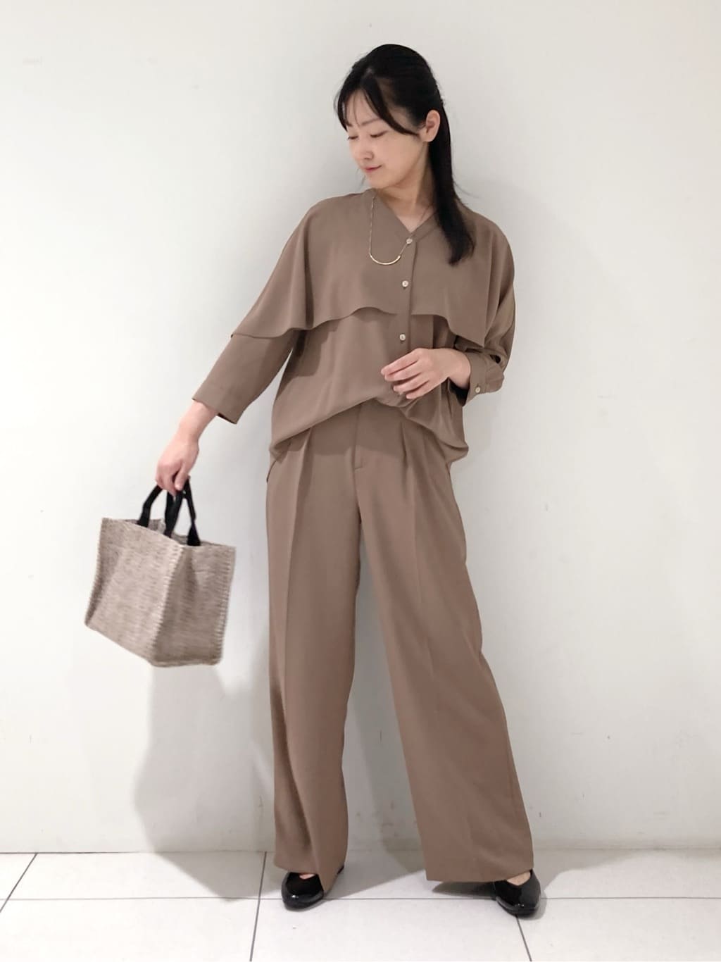 momokoさんの「INDIVI｜【羽織りとしても活躍！】ケープカラーブラウス」を使ったコーディネート
