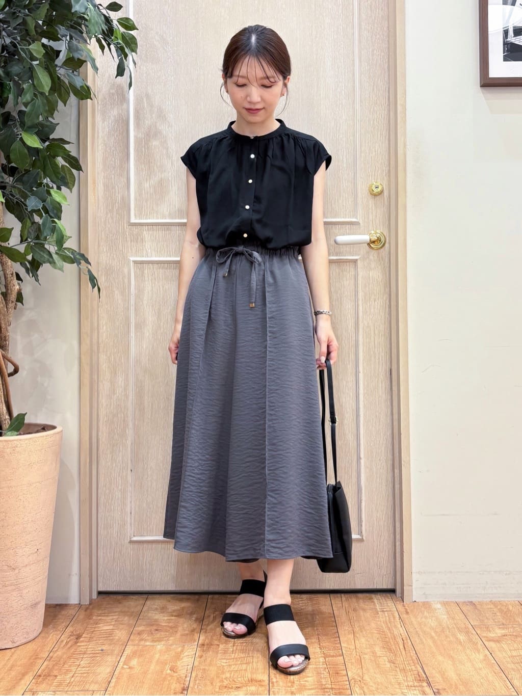 なみさんの「SHOO･LA･RUE｜【S-LL/洗濯後しわになりにくい】上品にきれい見え スラブギャザーブラウス」を使ったコーディネート