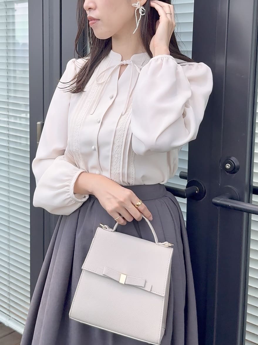 teiさんの「Couture brooch｜【大人可愛い・通勤】ピンタックレースブラウス」を使ったコーディネート