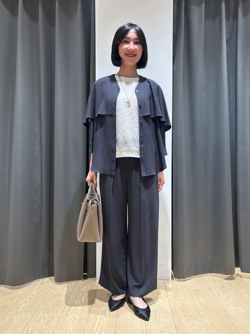 Yoshimiさんの「INDIVI｜【羽織りとしても活躍！】ケープカラーブラウス」を使ったコーディネート
