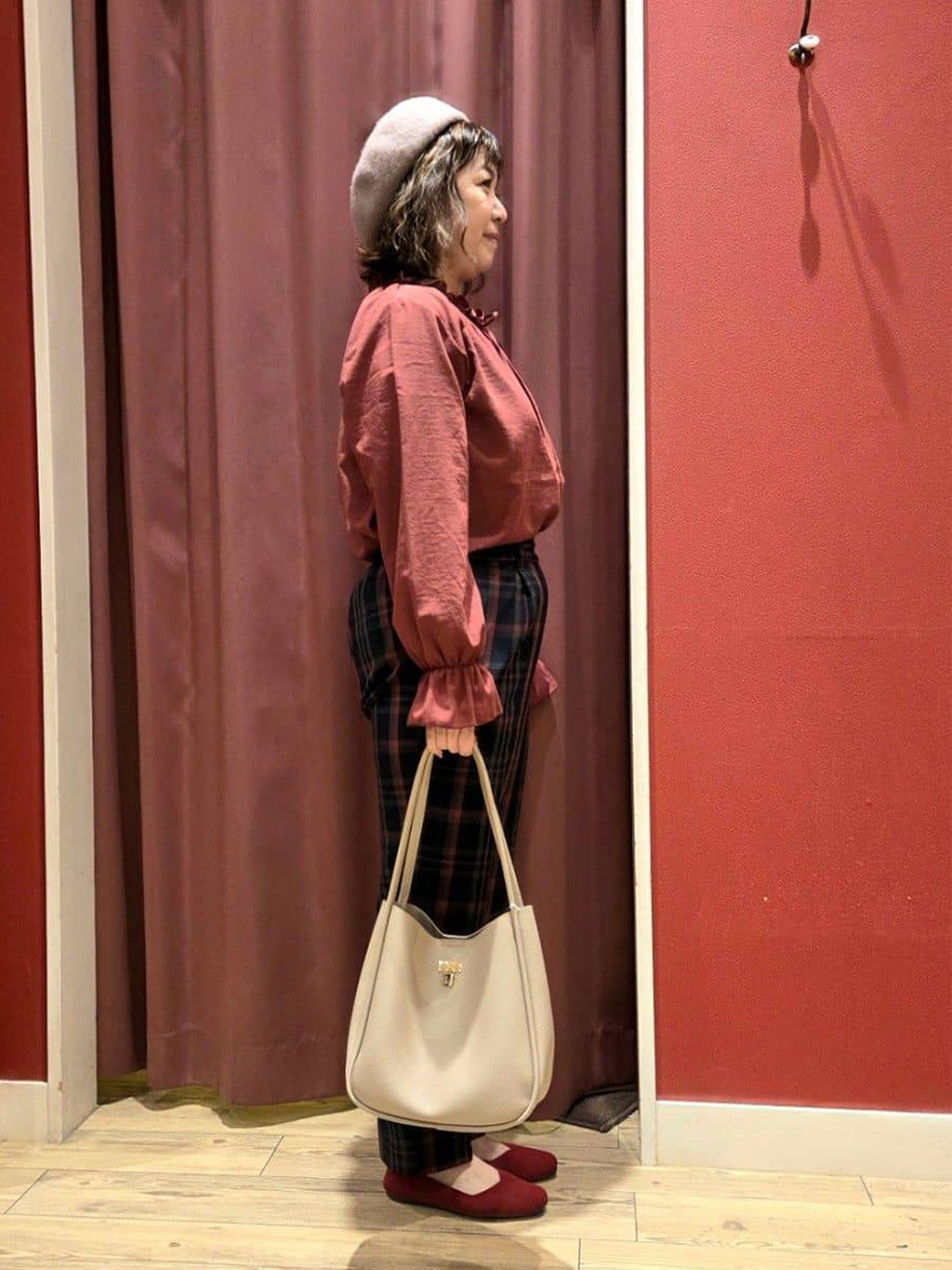 YUTAさんの「SHOO･LA･RUE｜【S-LL/洗濯後しわになりにくい/吸水速乾/UV】大人フェミニンな装いに 襟フリルブラウス」を使ったコーディネート