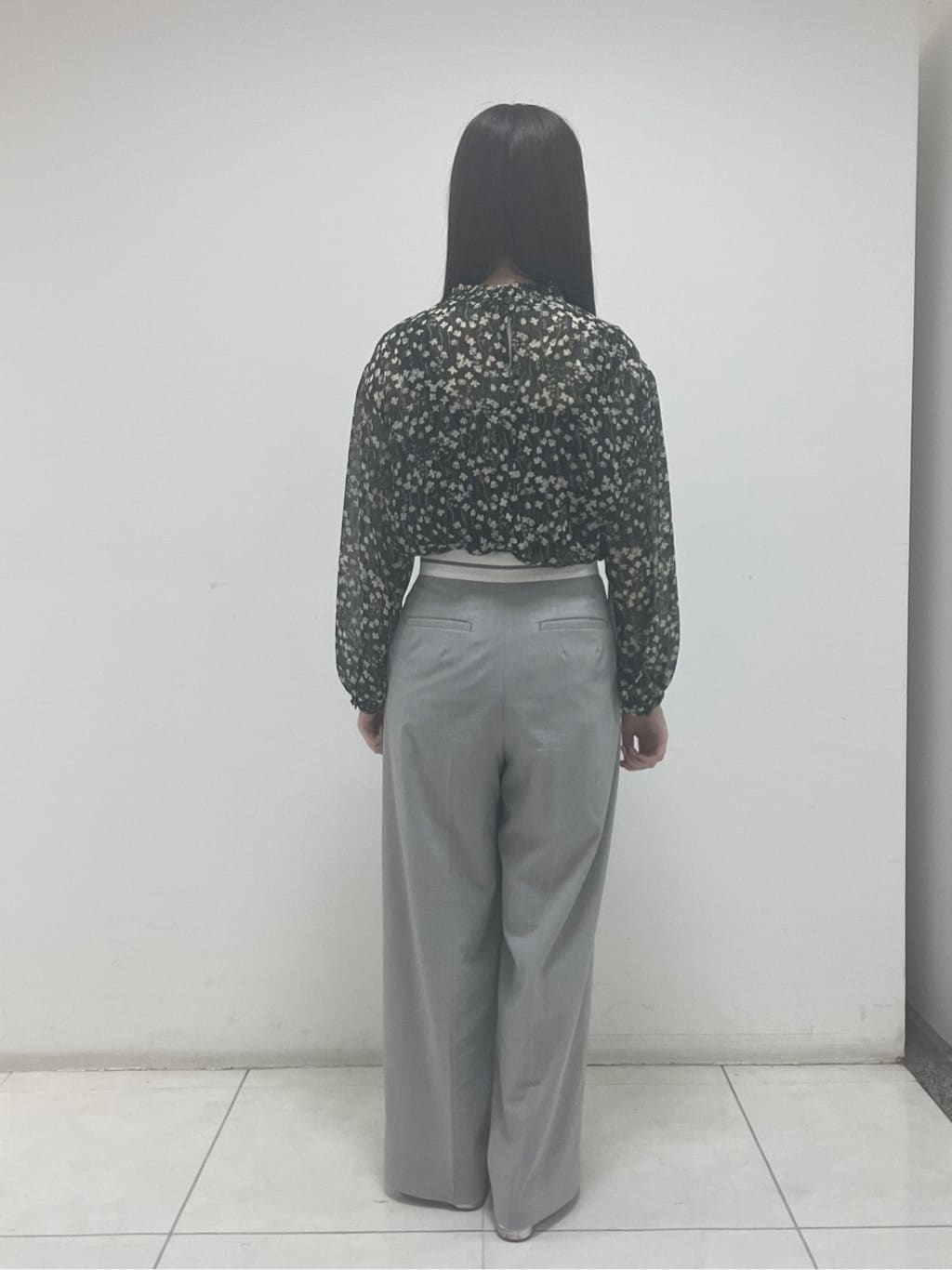 mさんの「INDIVI｜【秋映え柄/セットアップ可能】フラワーシフォンブラウス」を使ったコーディネート