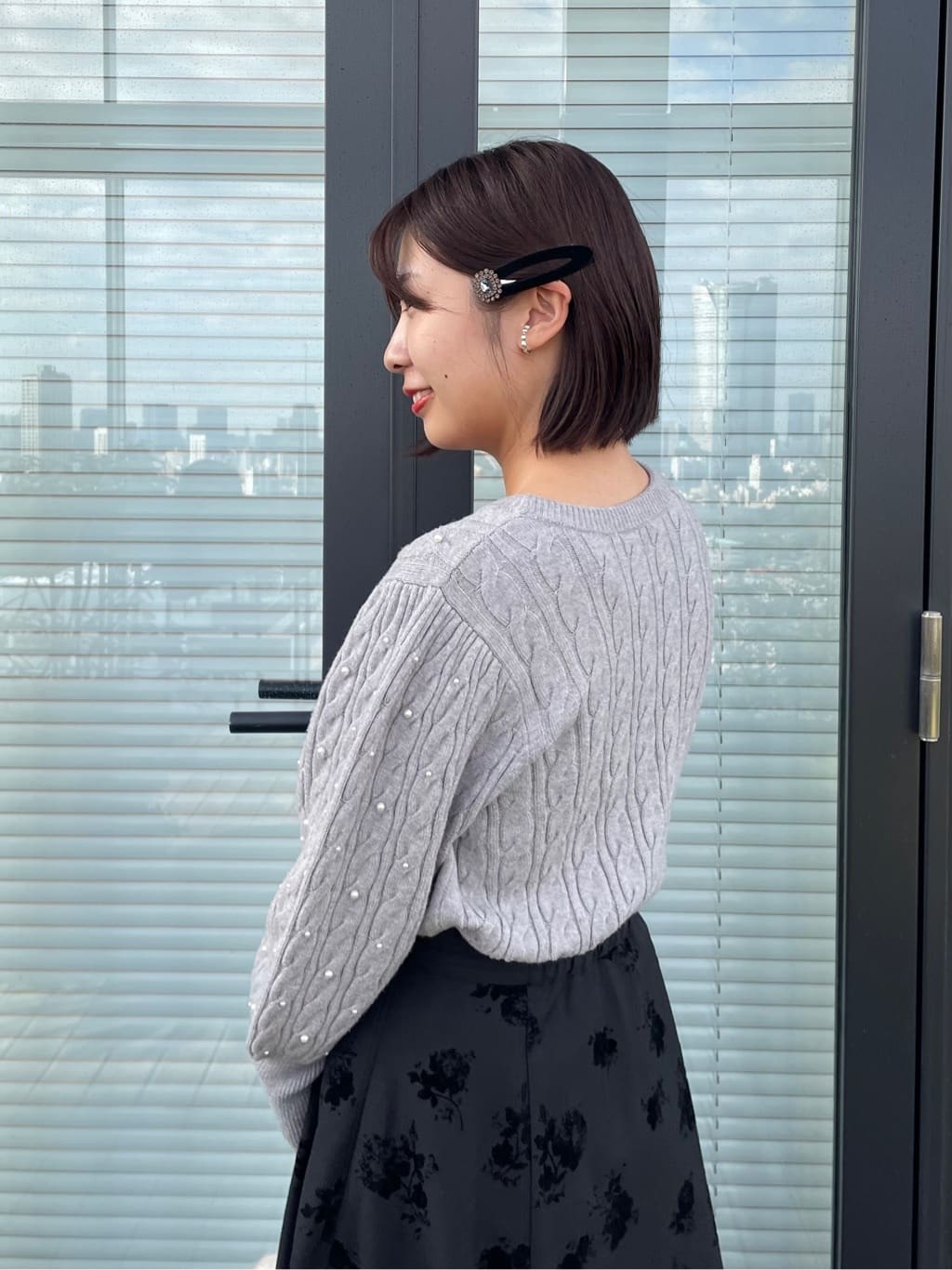 abeさんの「Couture brooch｜【美シルエット・通勤】フロッキーフラワープリントスカート」を使ったコーディネート