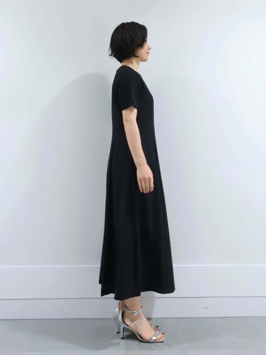 ミズタさんの「UNTITLED｜【きれいめカジュアル/セミフレア】異素材ドッキングワンピース」を使ったコーディネート
