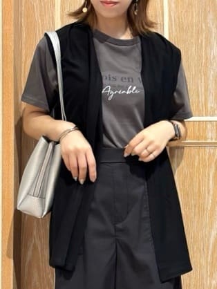 meiさんの「SHOO･LA･RUE｜【2点セット】着回しいろいろ ジレ＋ロゴTシャツ」を使ったコーディネート