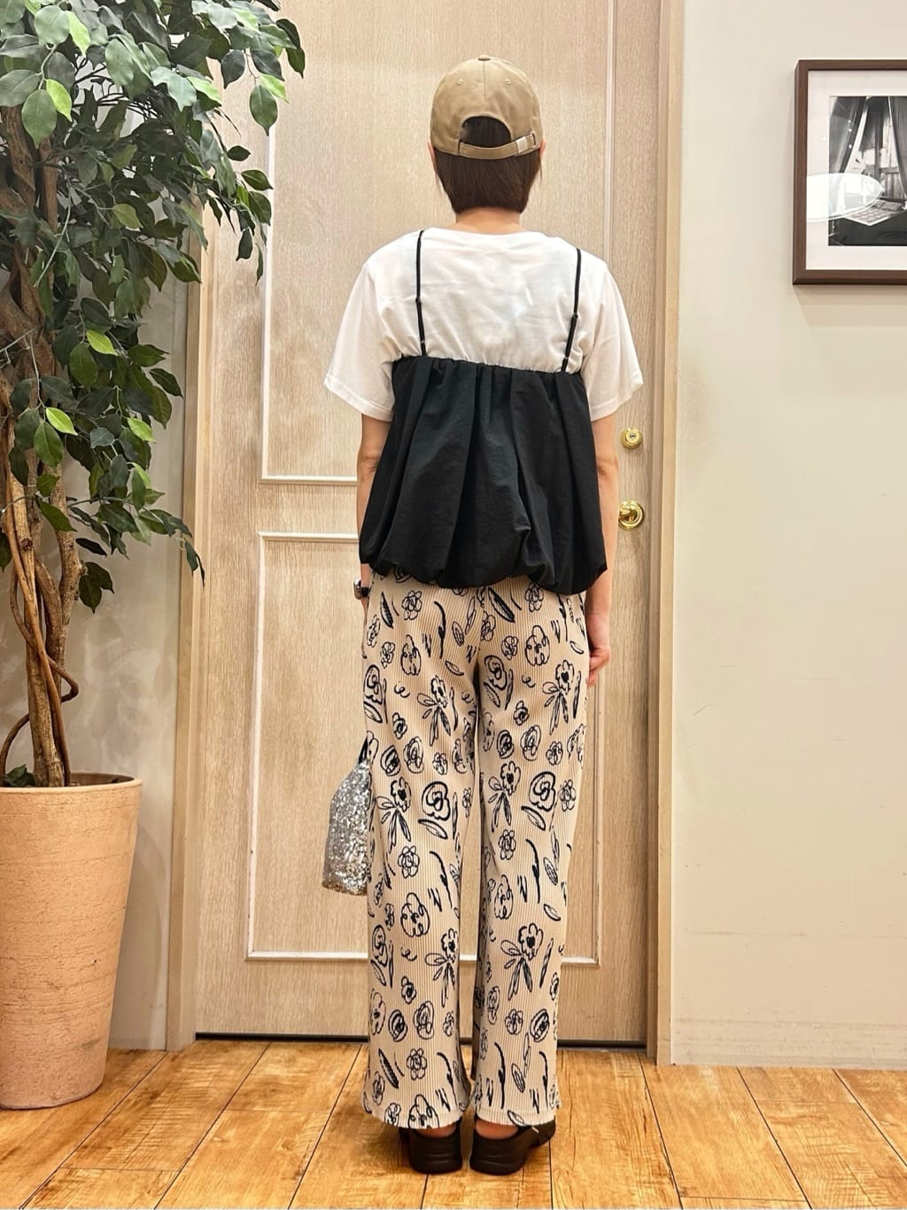 りかさんの「SHOO･LA･RUE｜【洗濯機可/柄が選べる】さらさら楽ちん プリーツ ワイドパンツ」を使ったコーディネート