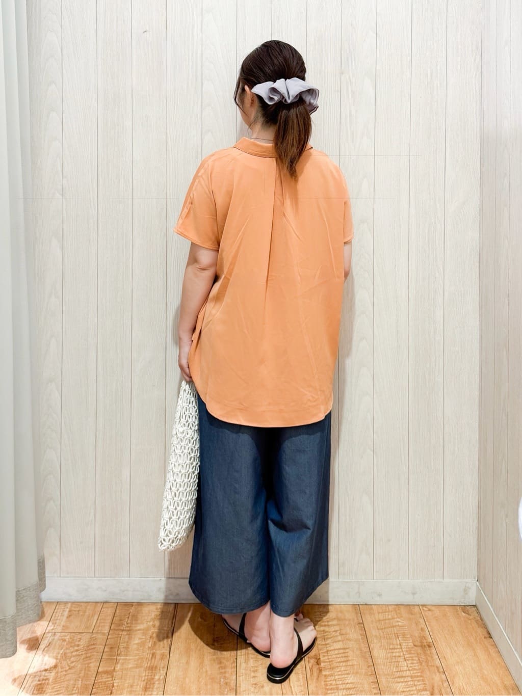 愛さんの「SHOO･LA･RUE｜【洗える/S-LL/プチプラ】さらっとすっきりきれい見え スキッパーブラウス」を使ったコーディネート