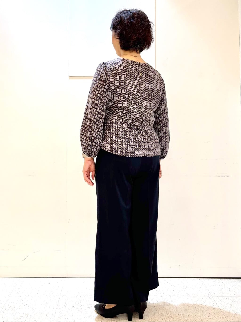ヤスコさんの「Reflect｜【きちんと見え／セットアップ可／通勤におすすめ◎】ペプラムプリントブラウス」を使ったコーディネート