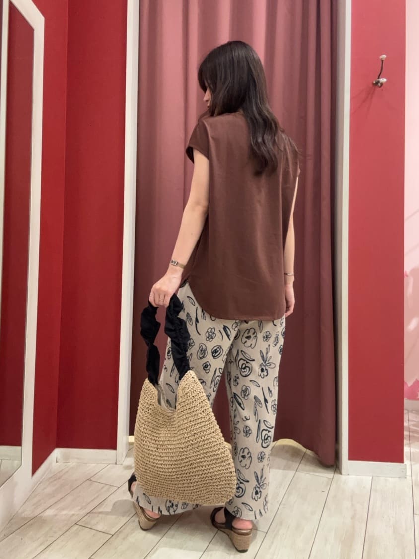 hassyさんの「SHOO･LA･RUE｜【S-LL/汗ジミ軽減/ひんやり/UV】インせず着られる フレンチスリーブTシャツ」を使ったコーディネート