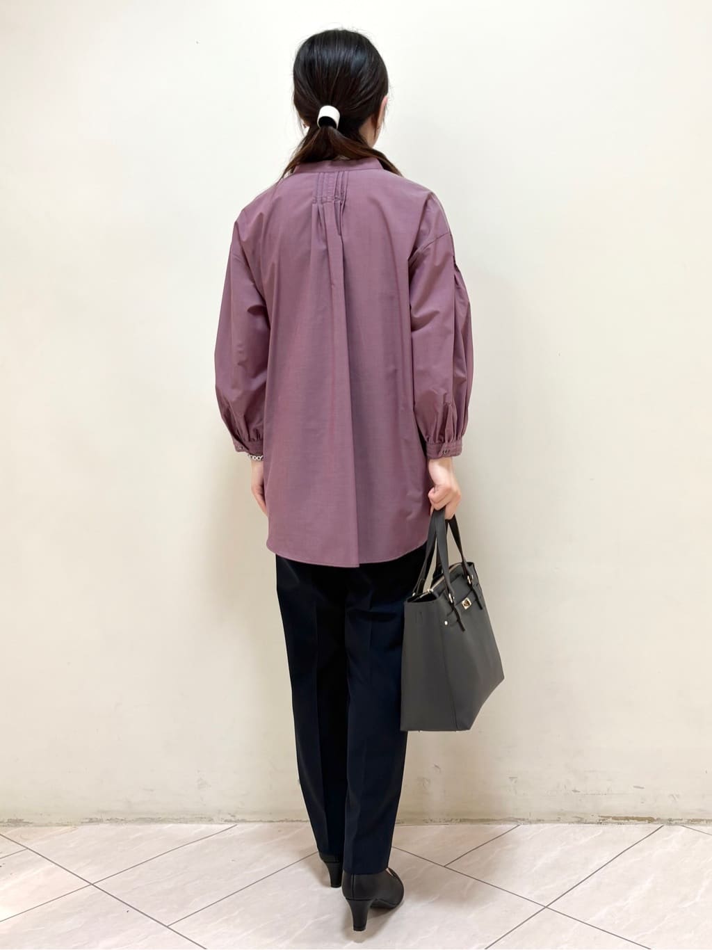 mikiさんの「Reflect｜【程よいゆとり感／体型カバー】ピンタックデザインシャンブレーブラウス」を使ったコーディネート