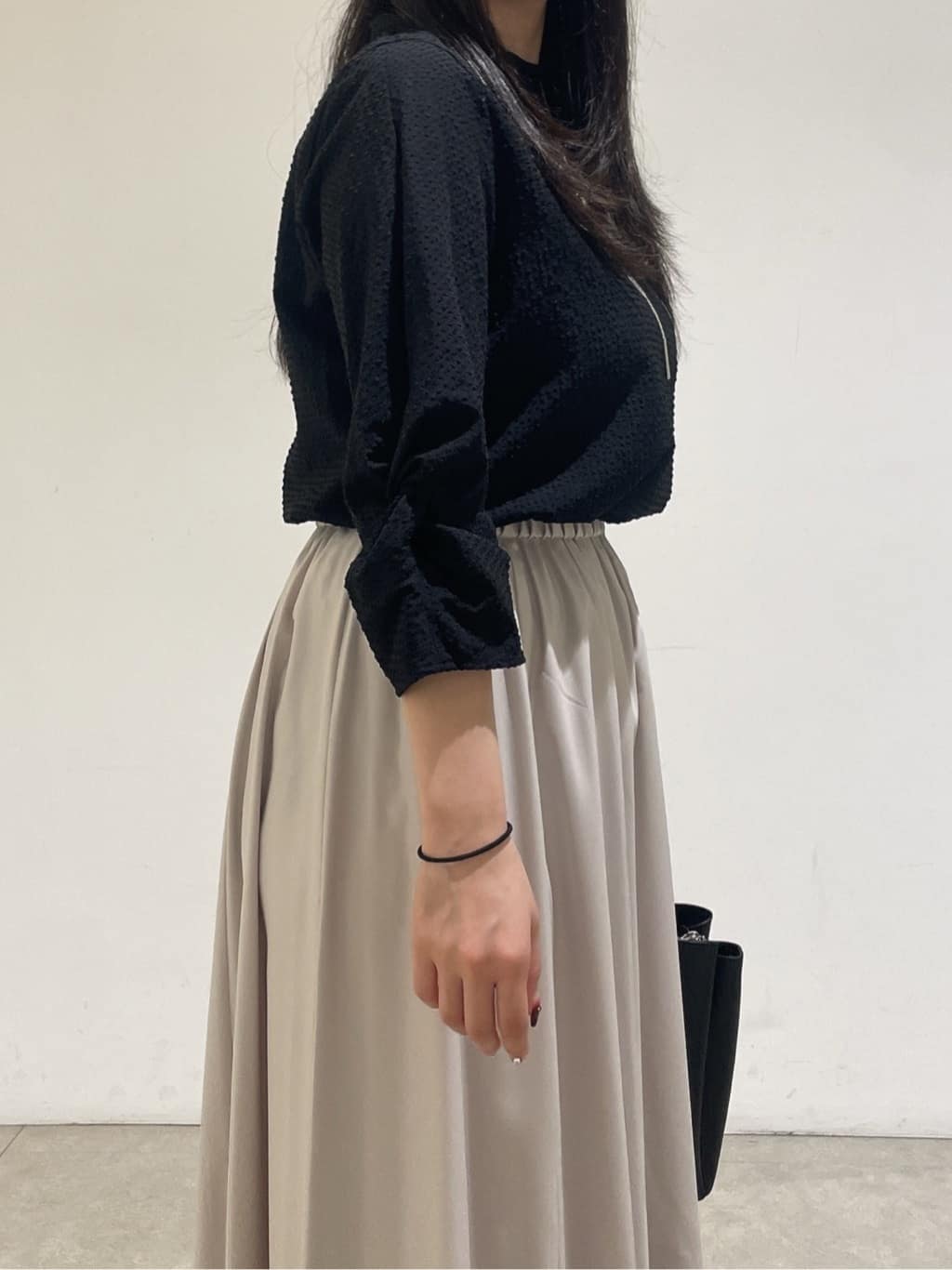 emikaさんの「INDIVI｜レザー調ギャザースカート」を使ったコーディネート