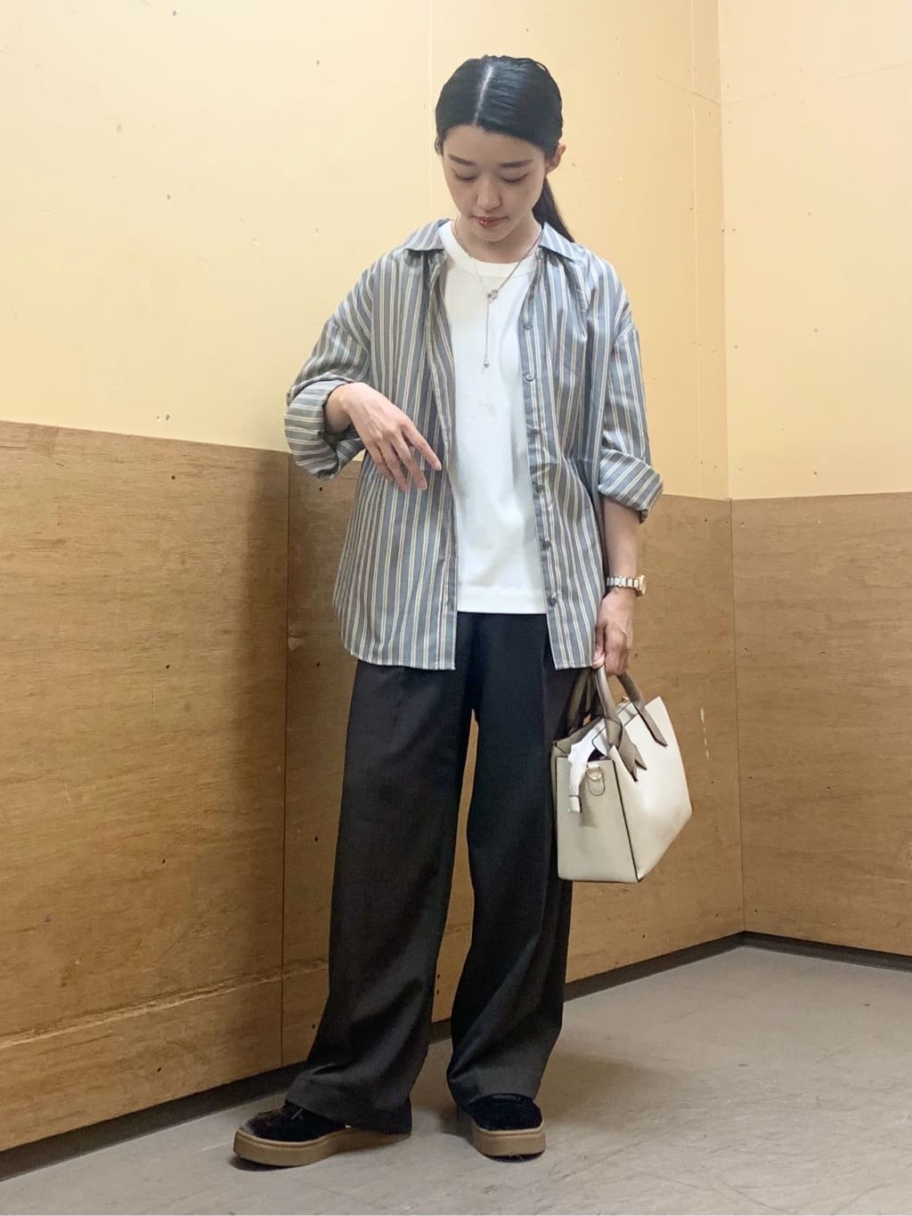 sahoさんの「THE SHOP TK｜【後ろ姿もサマになる】ストライプ バックシャーリングシャツ/体型カバー/洗える」を使ったコーディネート