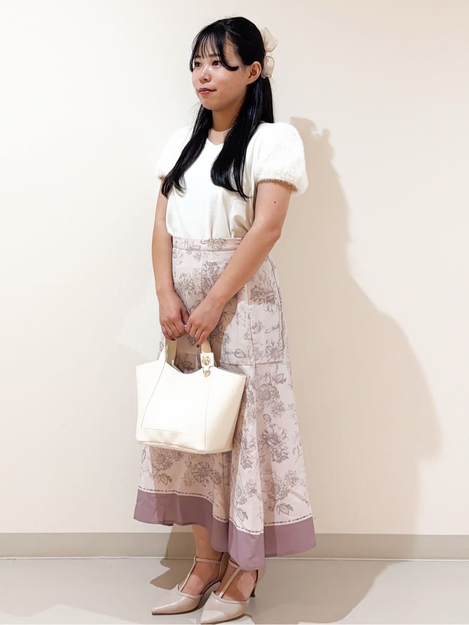 hinachiさんの「index｜《6色展開》フェザーパフスリーブVネックニット【洗濯機洗い可】」を使ったコーディネート
