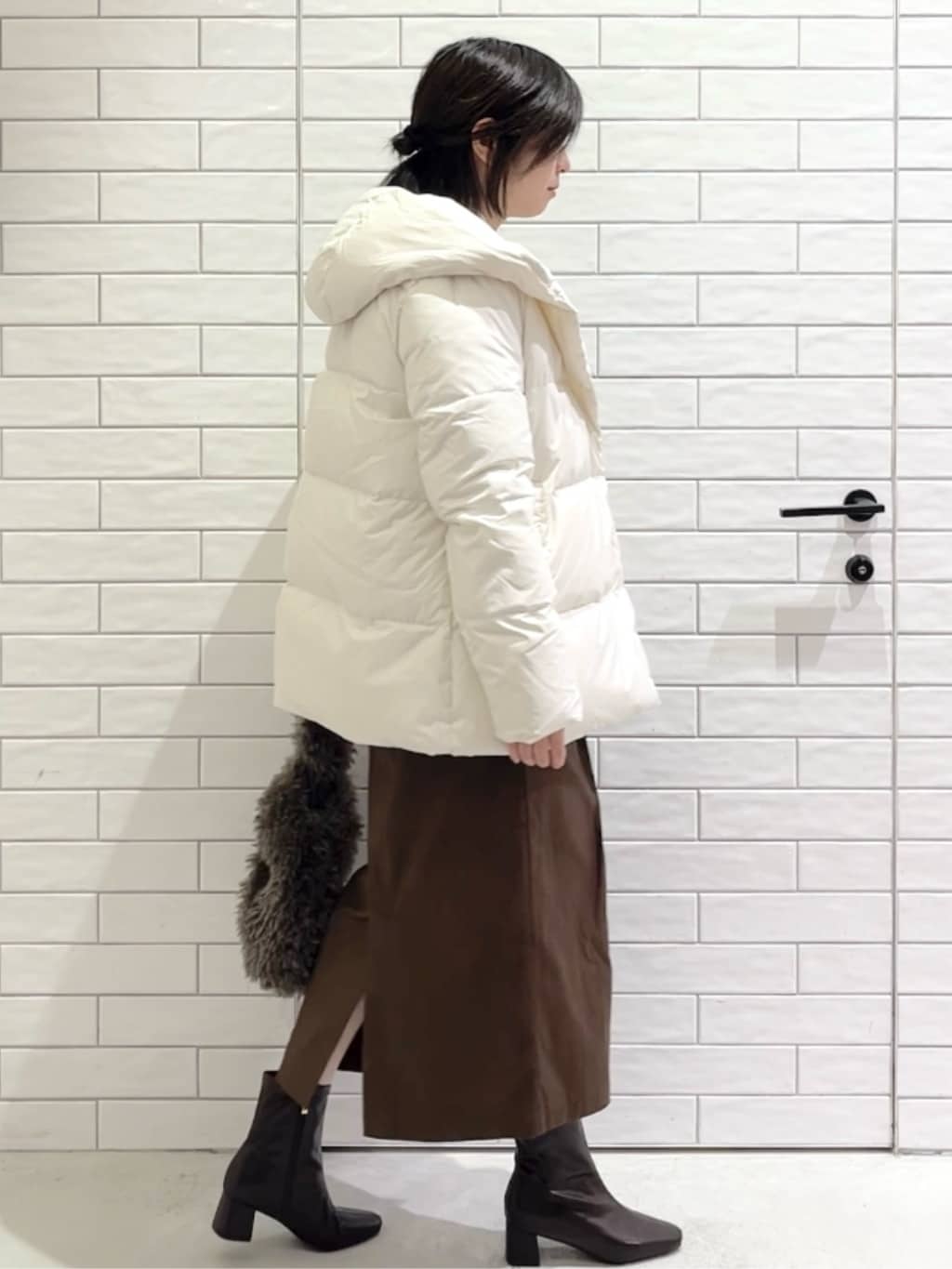 しおりさんの「OPAQUE.CLIP｜撥水フードミドルダウンコート【防風／抗菌防臭／洗濯機OK】《S～LL》」を使ったコーディネート