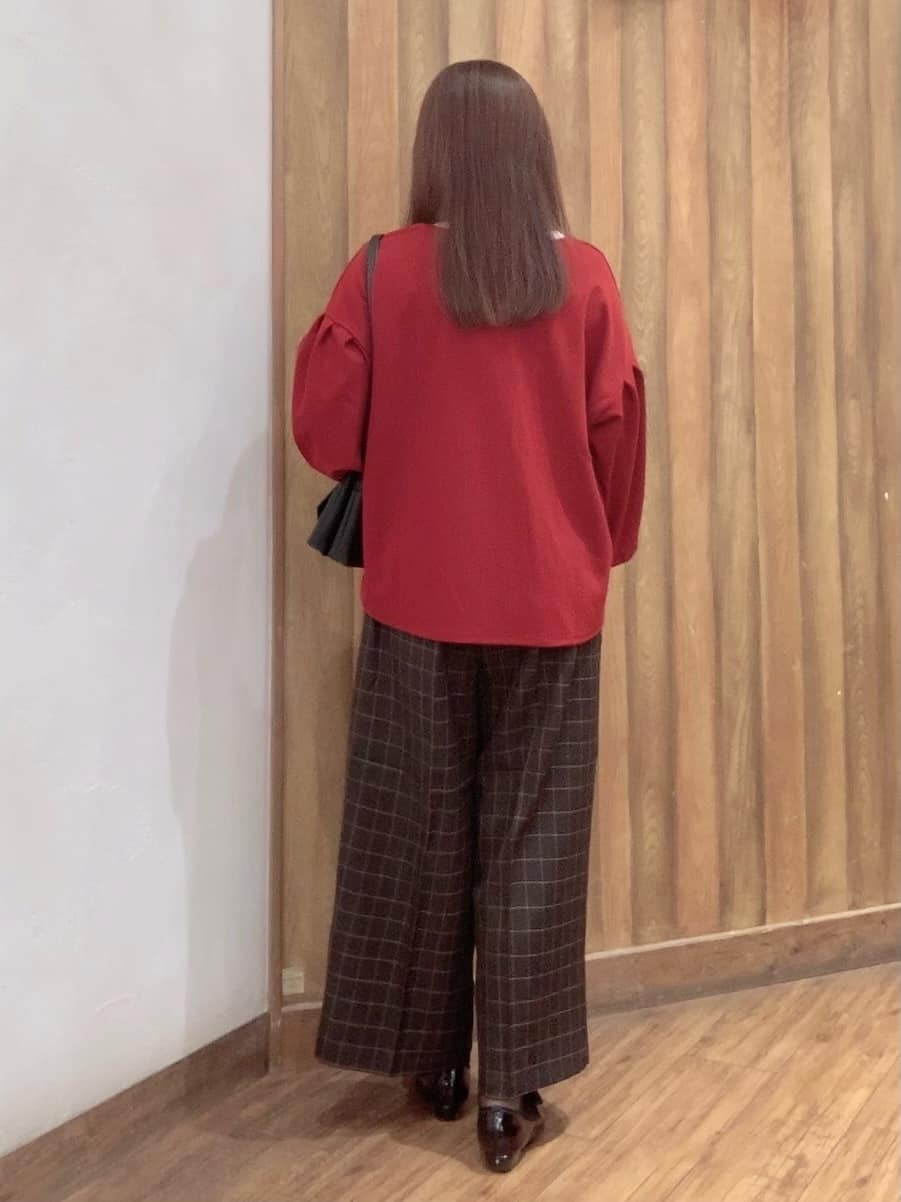 優さんの「SHOO･LA･RUE｜【2点セット/7分袖】大人のきれい見え お袖タック入りアクセ付きトップス」を使ったコーディネート