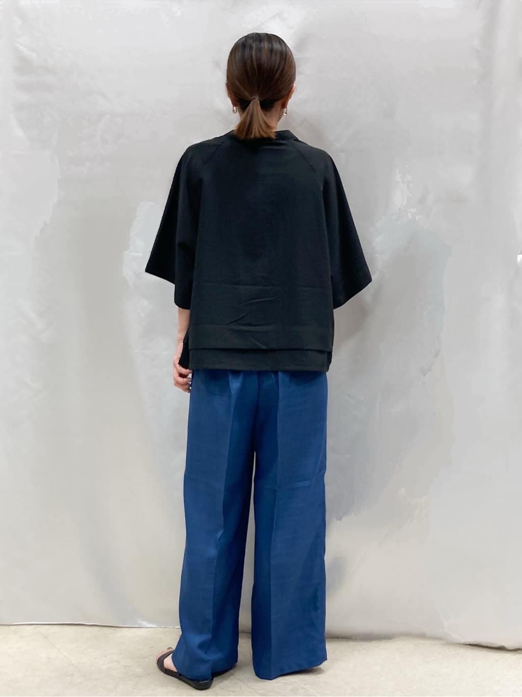 thさんの「SHOO･LA･RUE｜【洗濯後しわになりにくい/UV/吸水速乾】大人きれいな バンドカラーシャツ」を使ったコーディネート