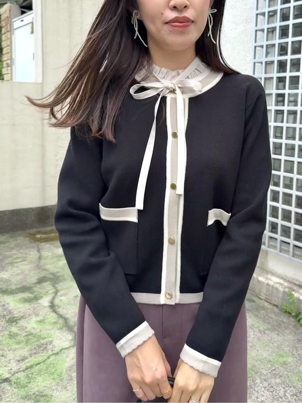 teiさんの「Couture brooch｜【高見え・通勤・大人可愛い】配色総針スカラカーディガン」を使ったコーディネート