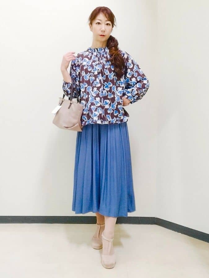 花さんの「Reflect｜【ジャケットのインナーにおすすめ◎】花柄タックデザインブブラウス」を使ったコーディネート