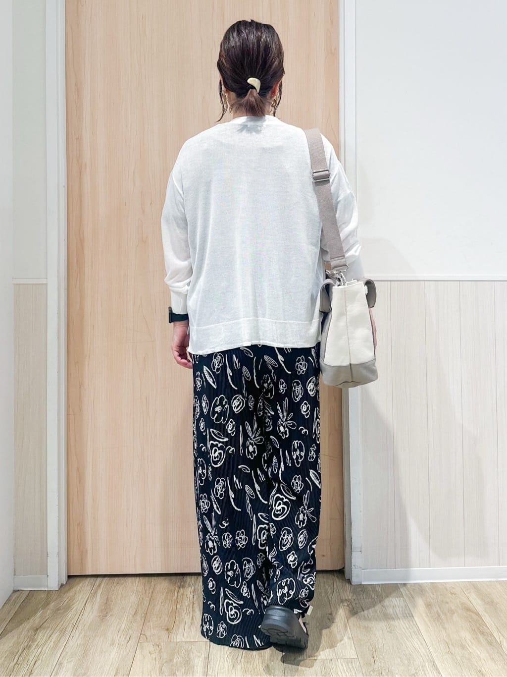 mimoさんの「SHOO･LA･RUE｜【洗える/プチプラ】大人の抜け感をプラスする バンドカラーシャツ」を使ったコーディネート