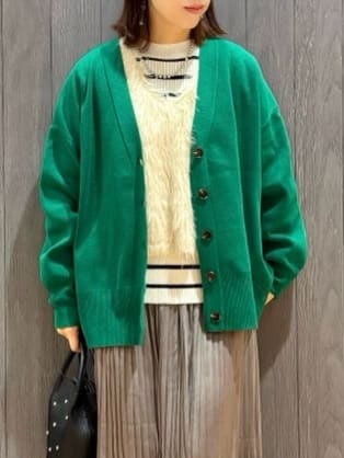 meiさんの「SHOO･LA･RUE｜【洗える/毛玉レス】表面がきれいなVネックカーディガン」を使ったコーディネート
