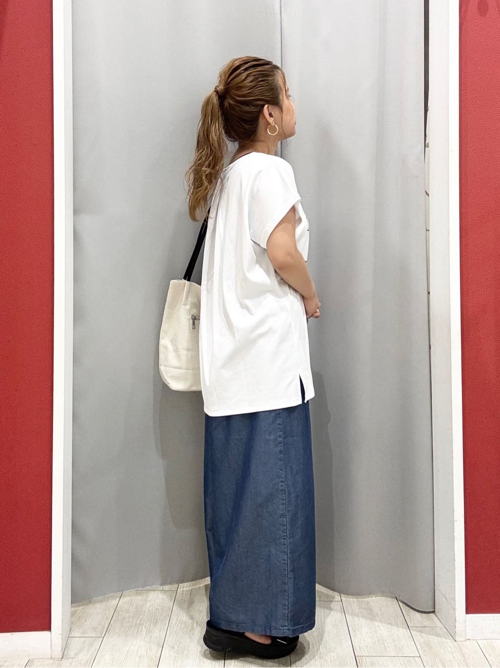 shioさんの「SHOO･LA･RUE｜【洗える/S-LL/ひんやり】金ボタンがアクセント　大人のデニムガウチョパンツ」を使ったコーディネート