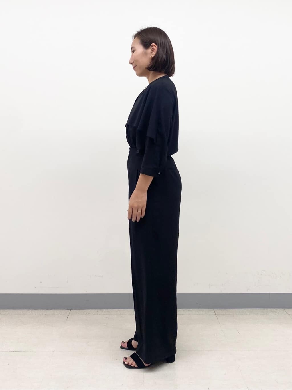 YUKARIさんの「INDIVI｜【羽織りとしても活躍！】ケープカラーブラウス」を使ったコーディネート