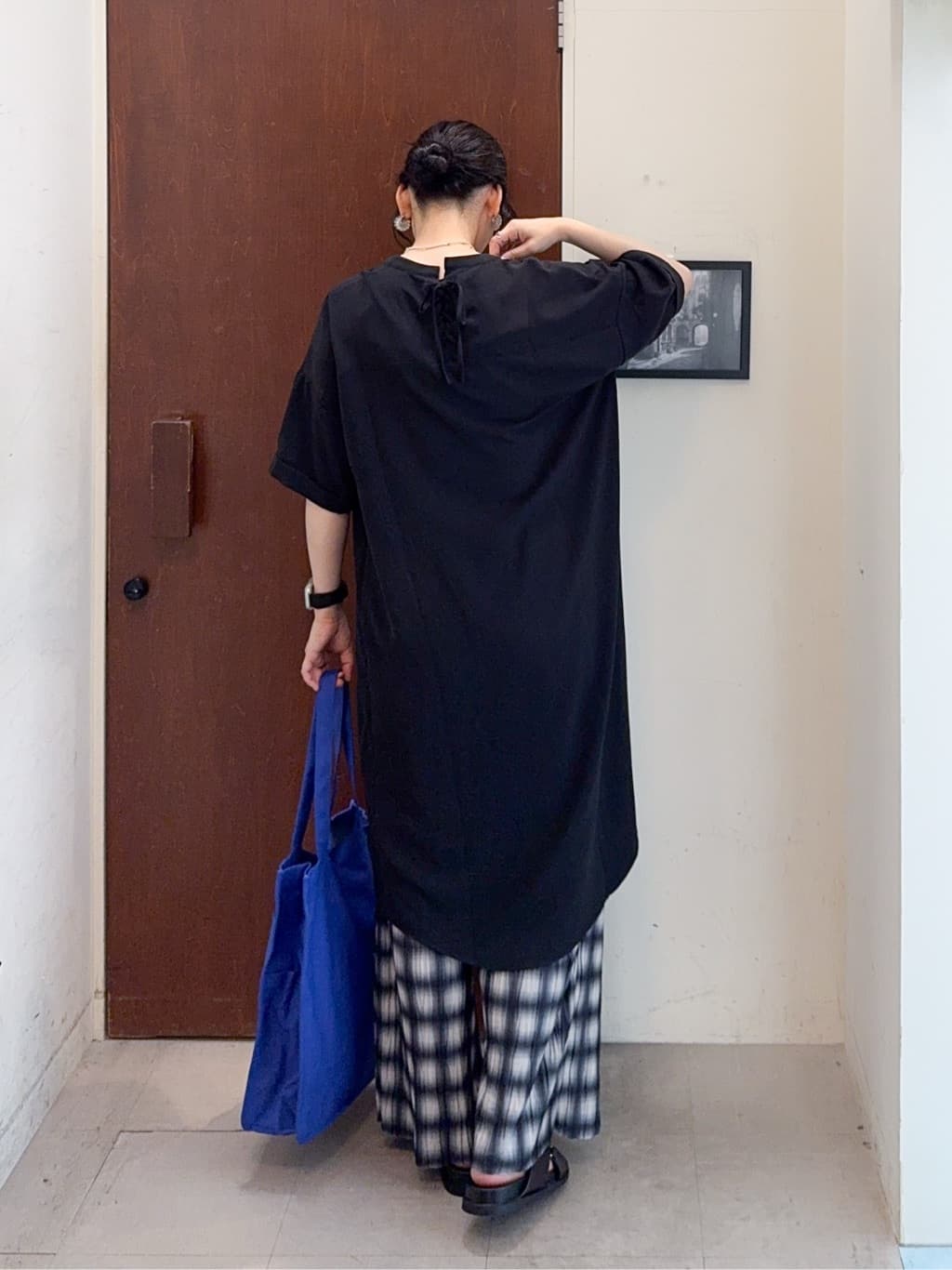 𝐇𝐢𝐫𝐨𝐦𝐢さんの「SHOO･LA･RUE｜【S-LL/洗濯後しわになりにくい/体型カバー】後ろ姿もサマになる バックレースアップチュニック」を使ったコーディネート